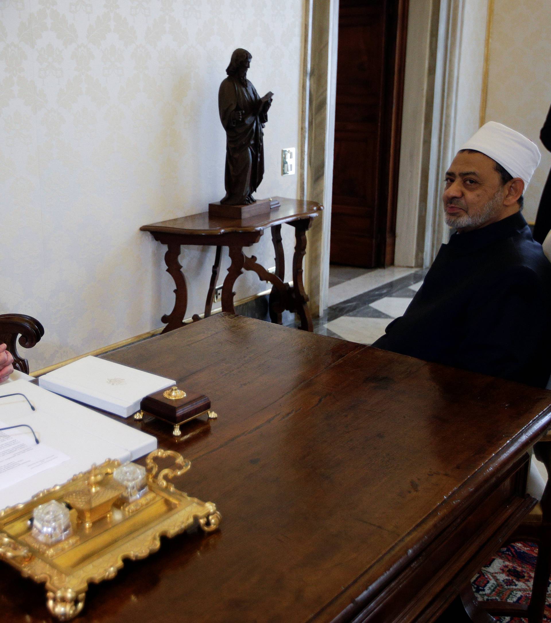 Pope Francis meets Sheikh Ahmed Mohamed el-Tayeb, Egyptian Imam of al-Azhar Mosque, at the Vatican