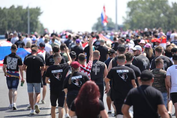 Zagreb: Tisuće fanova Thompsona prolazi Mostom mladosti koji je zatvoren za promet
