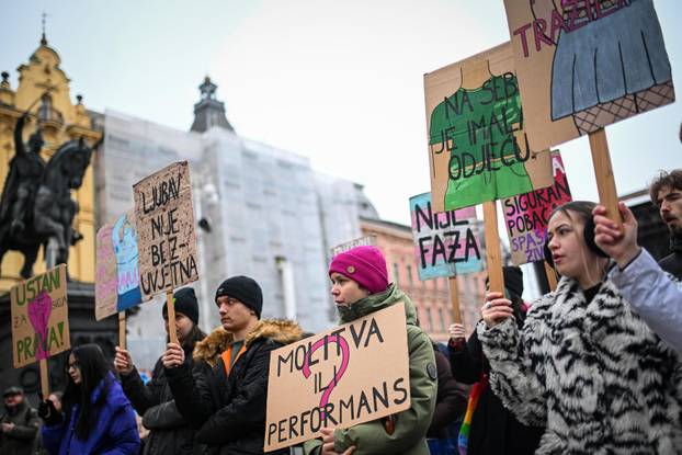 Zagreb: Molitelji i prosvjednici na Trgu bana Jelačića