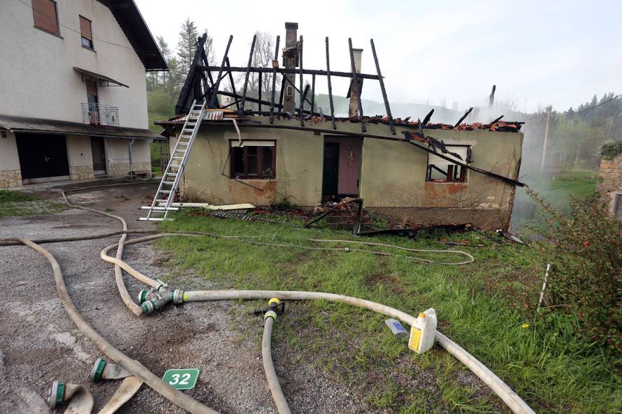 Proširila se iz sjenika: Vatra je progutala tri kuće kraj Čabra