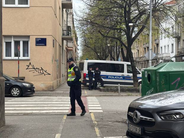 FOTO Otužan skup desničara: Keleminec pušta Thompsona, netko ih je gađao jajima