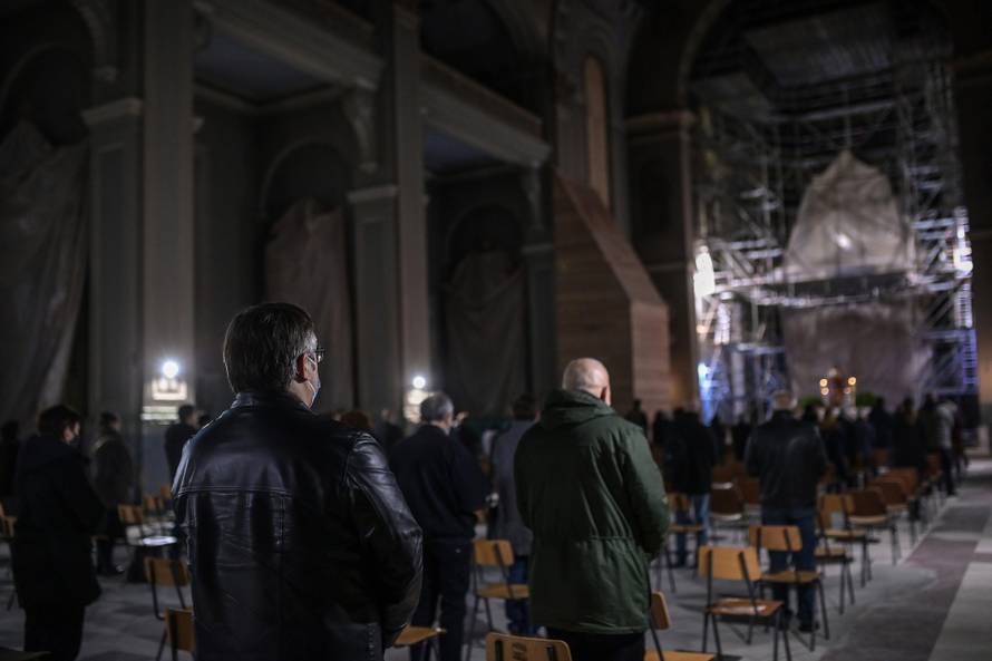 FOTO U bazilici Srca Isusova u Palmotićevoj prvi puta nakon razornog potresa služili misu