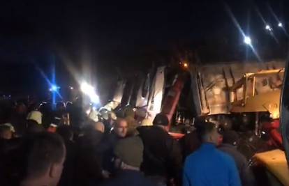 Bus sletio s ceste i prevrnuo se na krov: Najmanje 13 mrtvih