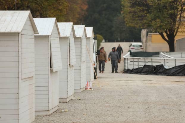 Zagreb: Postavljanje adventskih kućica na Trgu kralja Tomislava
