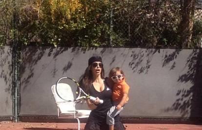 Kim Kardashian s nećakom u naručju odigrala partiju tenisa