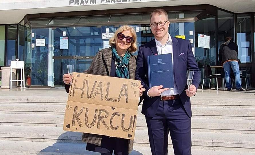 Sin diplomirao nakon 10 godina pa mu dala urnebesnu 'čestitku'