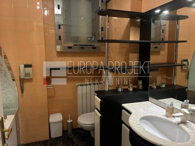 FOTO Zlatna tuš kabina, telefon kraj WC-a! Ovaj stan iznajmljuju na Trgu u Zagrebu. I cijena je hit