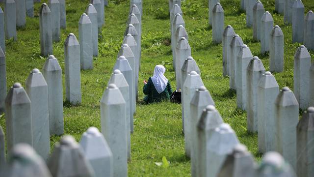 Tisuće ljudi danas je u Potočarima na obilježavanju 28. godišnjice genocida u Srebrenici