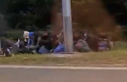 Video: Vozač zbrisao, u kombiju kod Novske vozio 21 migranta