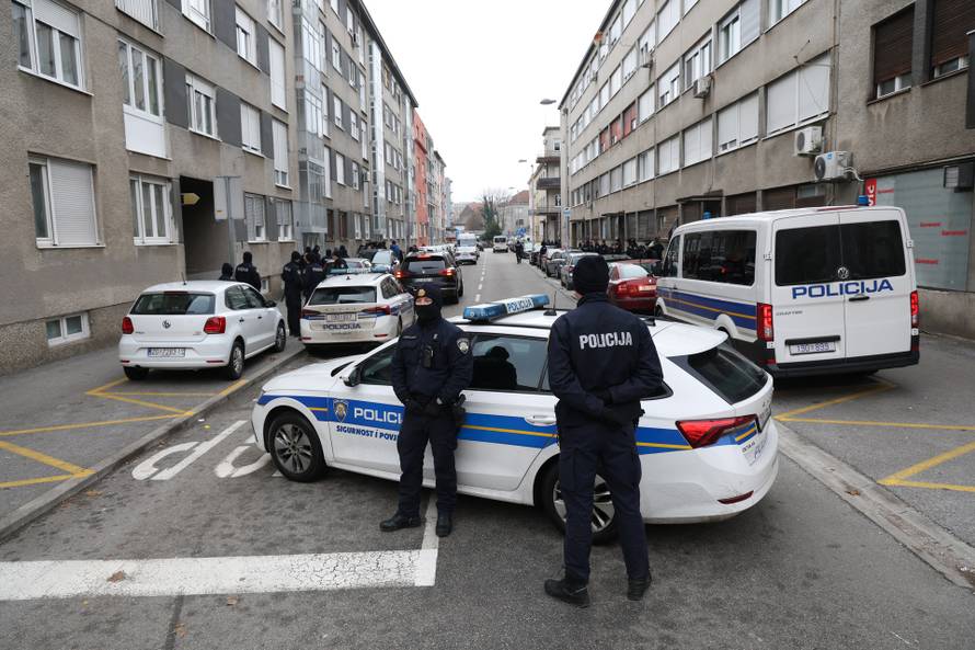 Prosvjednici  su stigli pred stan Tomislava Tomaševića i najavili  da će pjevati Thompsonove pjesme 