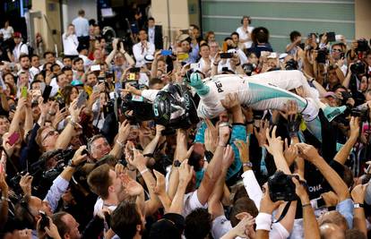'Pirova pobjeda' Hamiltona u Abu Dhabiju: Rosbergu naslov!
