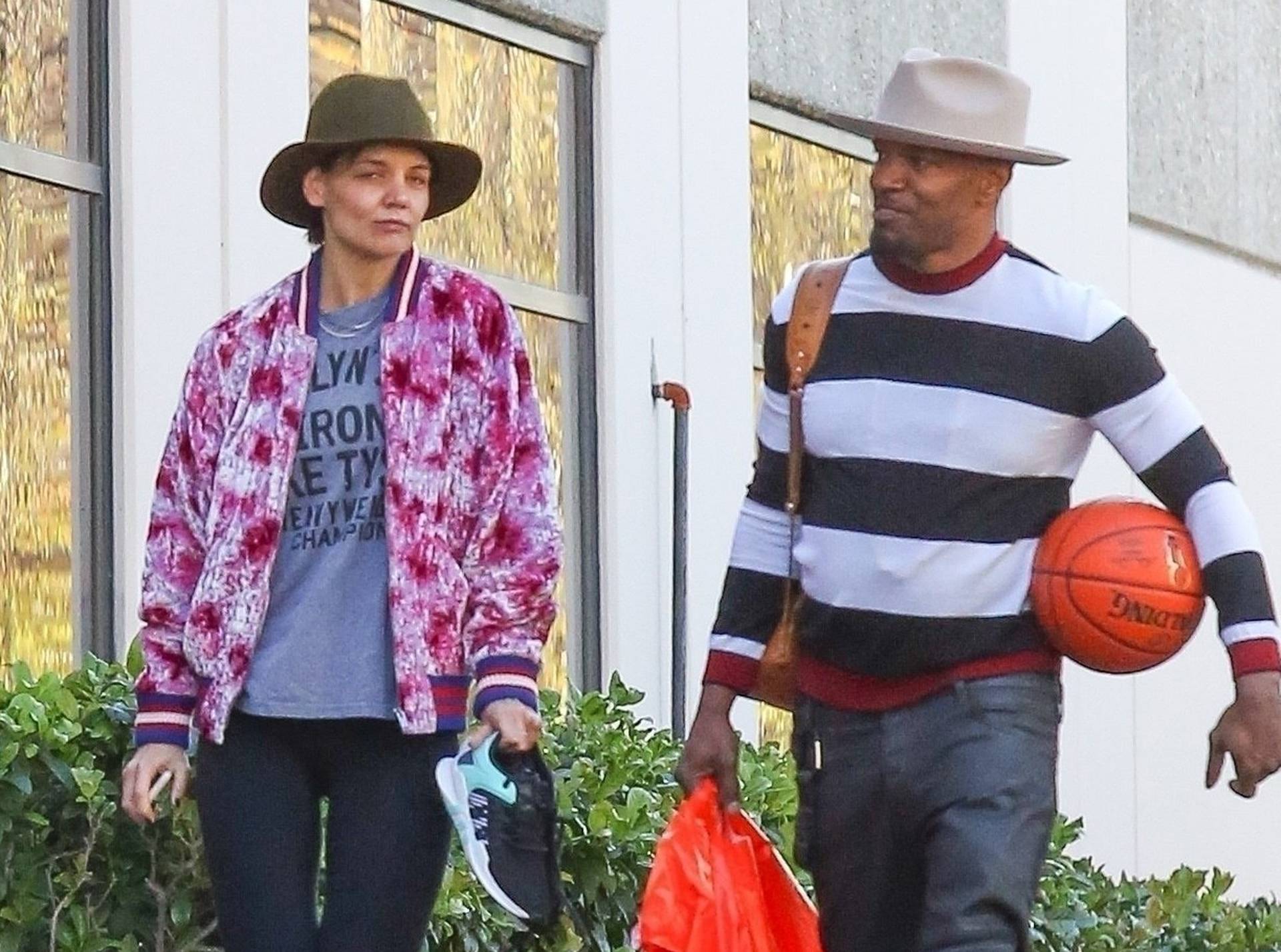 *PREMIUM-EXCLUSIVE* Katie Holmes and Jamie Foxx spend Valentine's Day playing basketball *NO NY PAPERS*