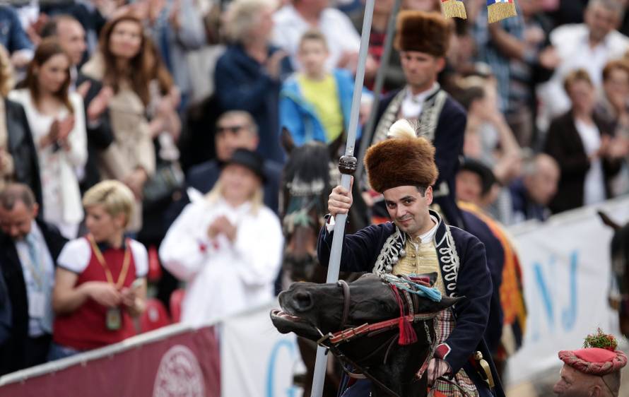 Kolinda u Vukovaru: Želimo sa Srbijom graditi bolje odnose
