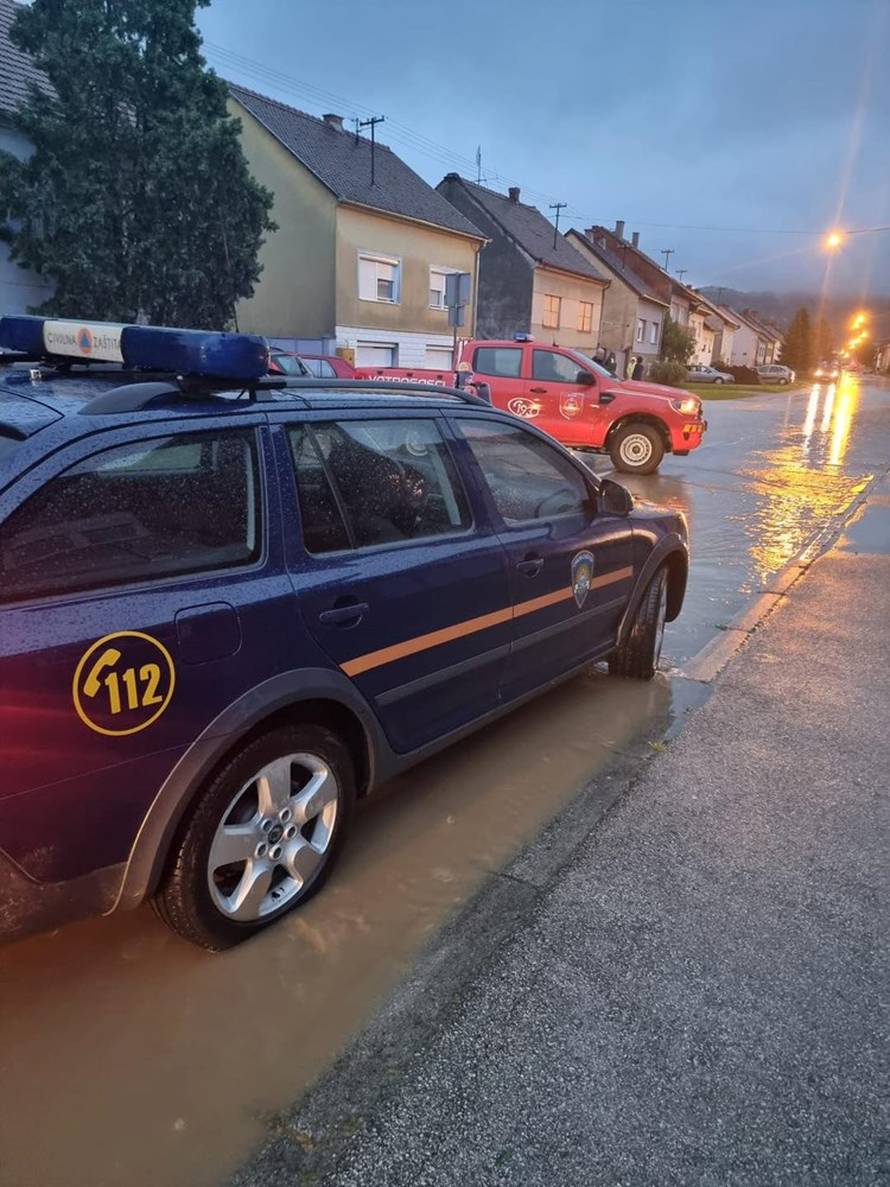 Jako nevrijeme poplavilo kuće, dvorišta i ceste diljem Hrvatske: 'U Požegi je palo 63 l/m2 kiše'