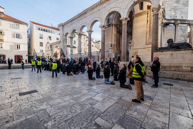 Molitelji su se okupili na Splitskom Peristilu