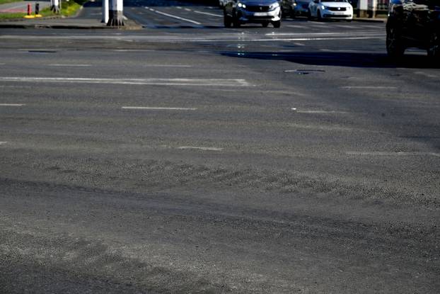 Zagreb: Oštećenja na kolniku nakon prolaska oklopnih vozila tijekom vojnog mimohoda