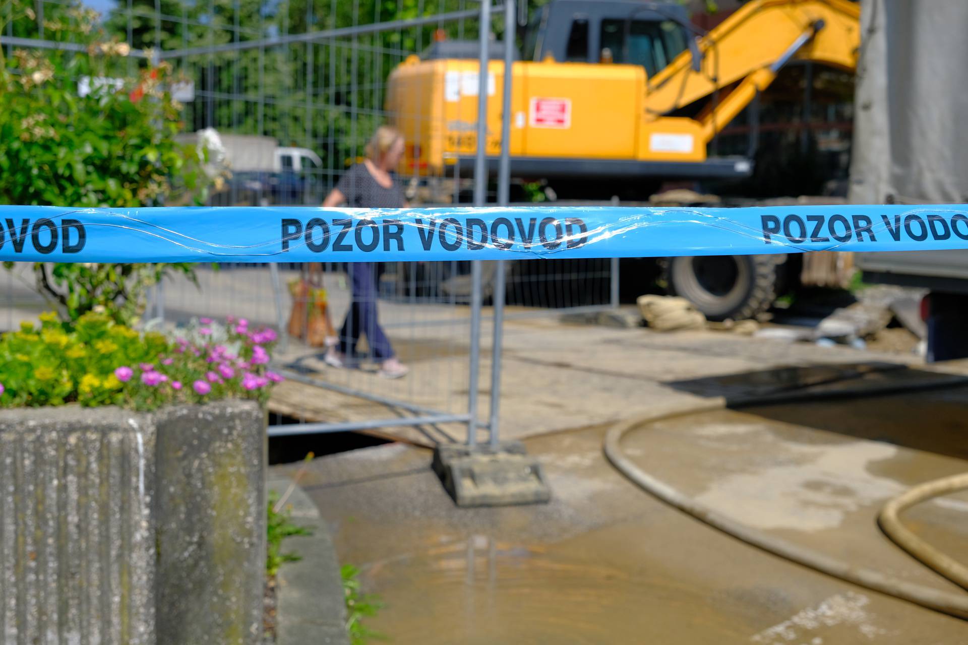 VIDEO Dio Novog Zagreba bio bez vode: 'Ovako nije bilo ni za vrijeme Tita. Pa sve okolo pliva'