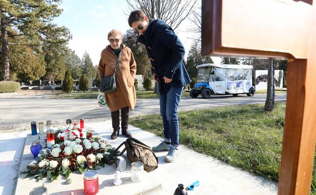 Zagreb: Sestra pokojnog Ćire zapalila je svijeću na njegovom grobu