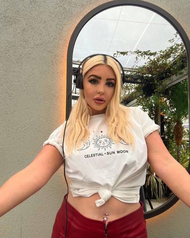 FOTO Bujnoj influencerici ova fobija otežava život: 'Bojim se!'