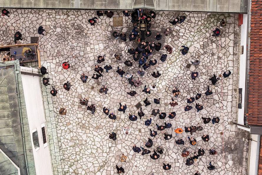 Sarajevo: Pogled iz zraka na dženazu za Halida Bešlića u Gazi Husrev-begovoj džamiji