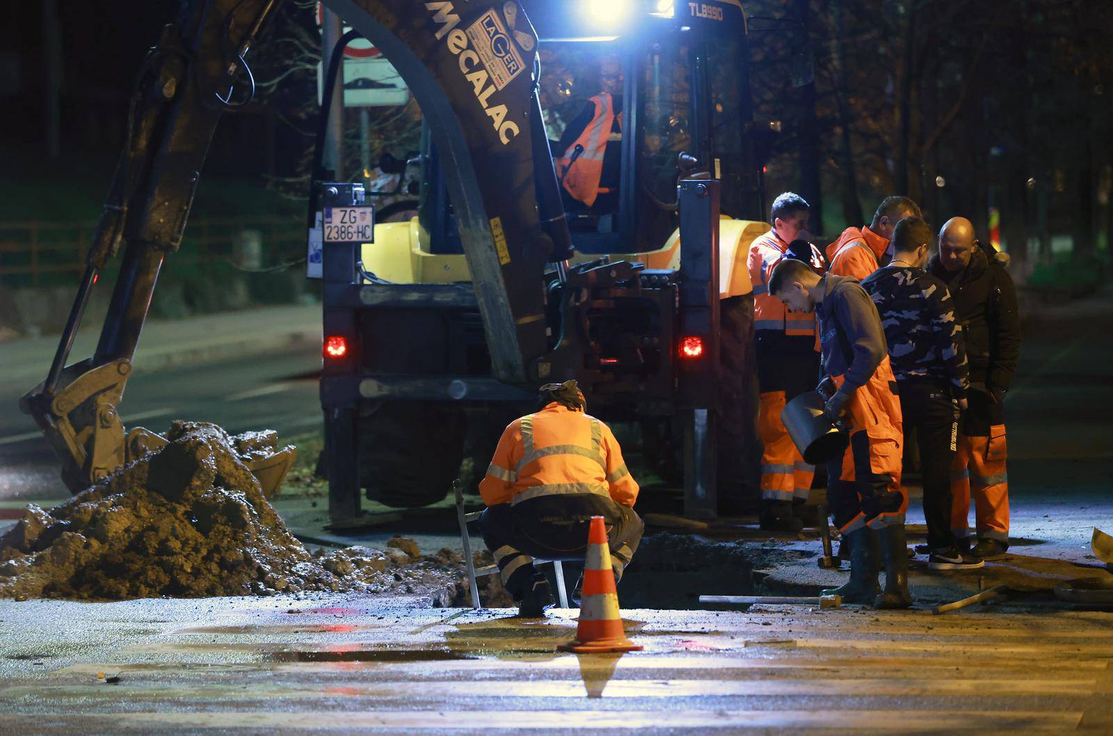 Zagreb: Na križanju Koranske i Koturaške puknuo lokalni vodovod, u Savskoj se voda izlila iz magistralnog voda 