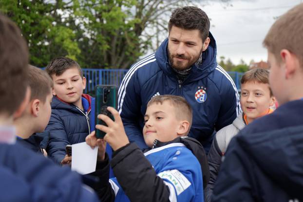 Zagreb: Podravske štuke, mladi navija?i Slaven Belupa, stigli ispred stadiona Maksimir