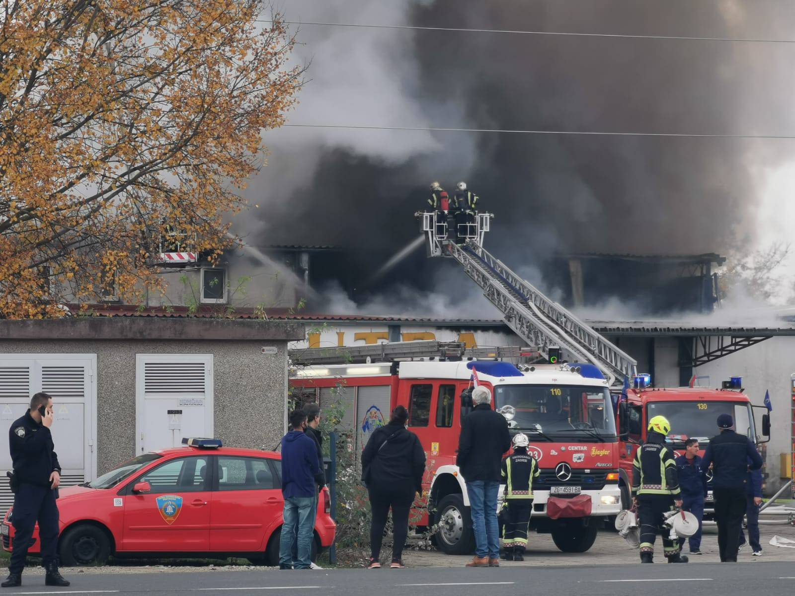 VIDEO U Sesvetama se zapalilo skladište: 'Čuli smo eksploziju'. Vatrogasac je rasjekao ruku