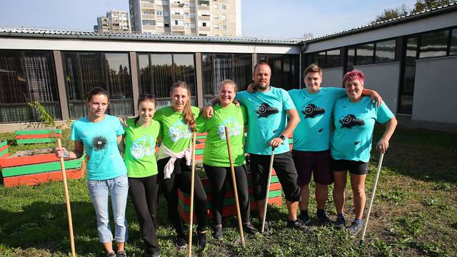 Studenti su pomagali starijima čistiti stanove i sadili cvijeće
