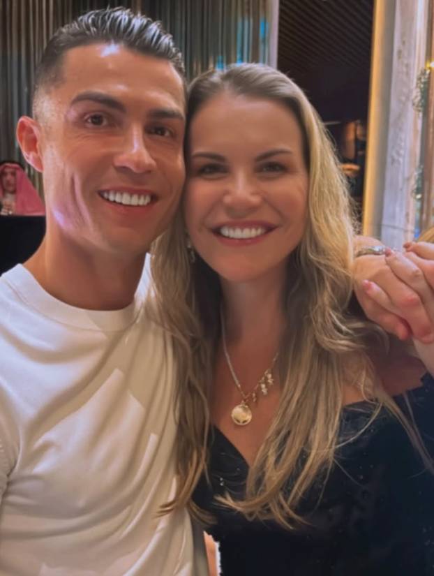 FOTO Georgina na ljetovanju izbacila bujne grudi, ali su svi gledali u ogromni dijamant