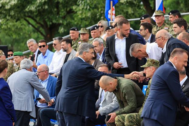 Zagreb: Dan državnosti obilježen pokaznim vježbama Hrvatske vojske i policije te prigodnim letačkim programom na kojem je sudjelovao Predsjednik Vlade Andrej Plenković i članovi Vlade