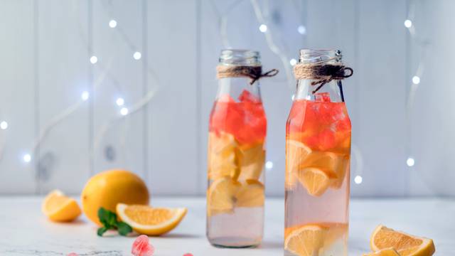 Zgodan ljetni trik: Kockice leda sa citrusima vodi će dati svježiji okus i držati je duže hladnom