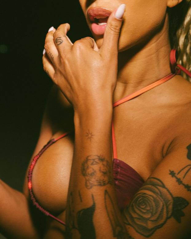 FOTO Atraktivna djevojka Paris SG-ove zvijezde voli tetovaže i fotke u provokativnom izdanju