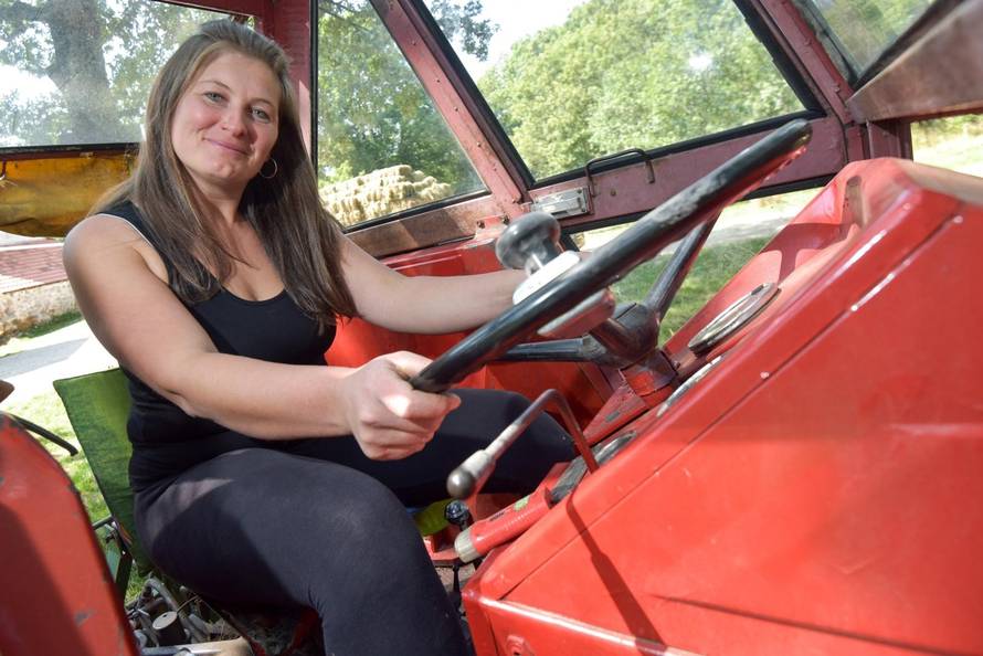 Sama brine o 4 kćeri, 8 ovaca, 40 krava, bori se s vukovima...