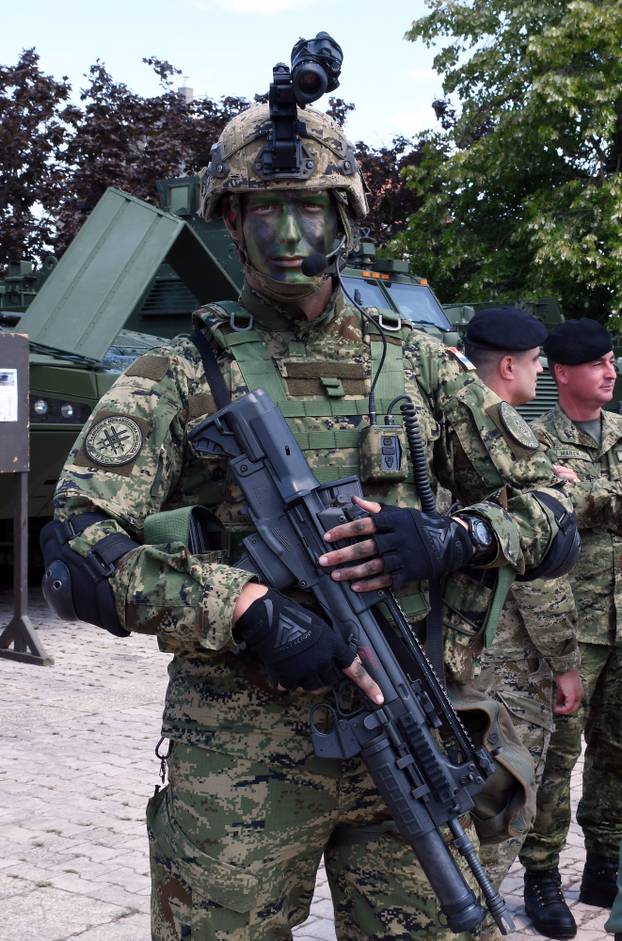 Petrinja: Hrvatska vojska predstavila naoružanje i opremu povodom 30. obljetnice operacije "Oluja"