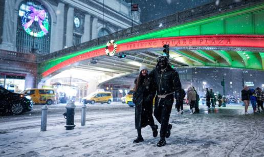 FOTO Sna&zcaron;na snje&zcaron;na oluja pogodila je New York. Otkazano stotine letova: 'Ostanite ku&cacute;i'