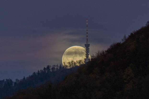 Zagreb: Pun Mjesec izlazi iza sljemenskog tornja