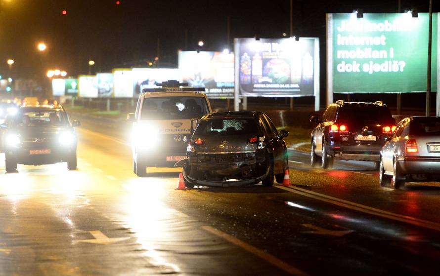 Troje ozlijeđenih u sudaru auta i autobusa, promet je otežan...