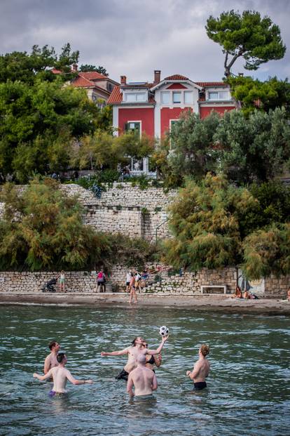 FOTO Nema jeseni za Splićane: Na Firulama i dalje ima kupača