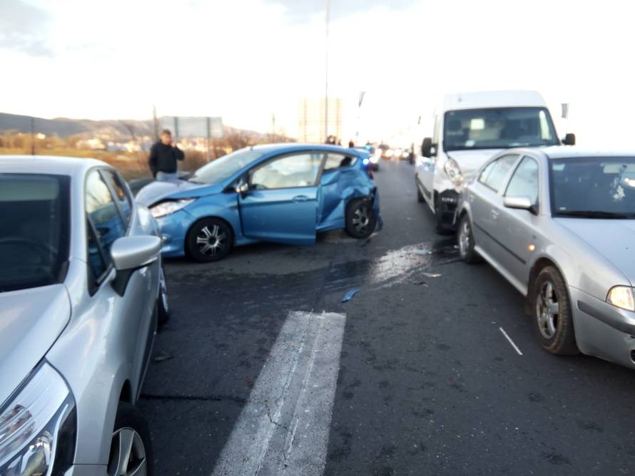 Sudarila se dva automobila i kombi, jedan čovjek je ozlijeđen
