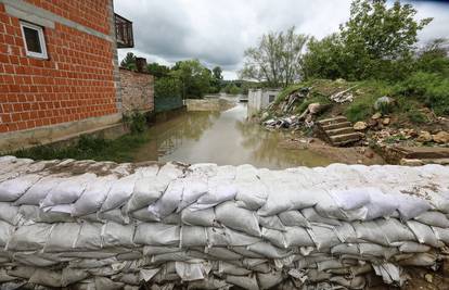 Između Hrvatske Kostajnice i Dvora prekinut sav promet, vozi se obilaznim pravcima