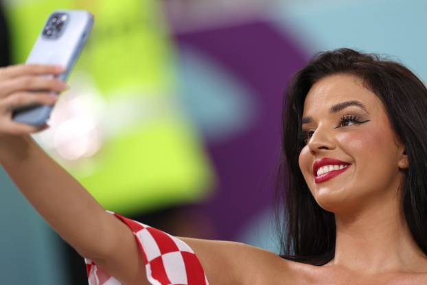 KATAR 2022 - Ivana Knoll u haljini s kockicama na utakmici Hrvatske i Kanade 