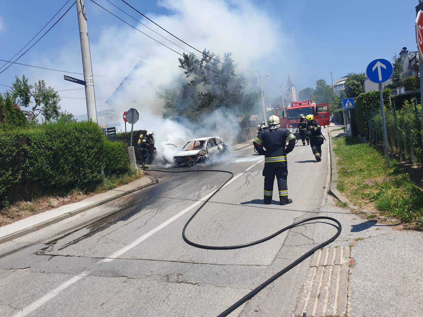 Video: Auto gorio u Šestinama, po cesti se slijevao benzin...