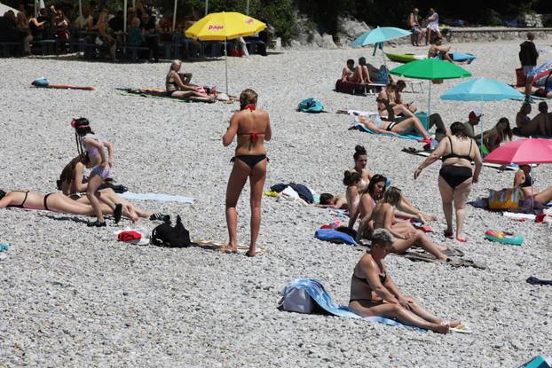 Rijeka: Kupači na gradskoj plaži na Kantridi.