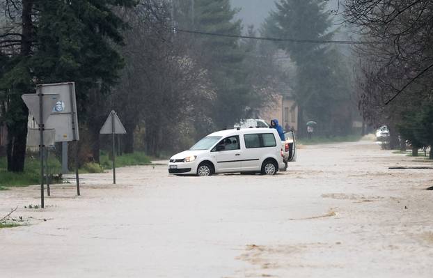 Poplava u Orahovici, voda prijeti kućama