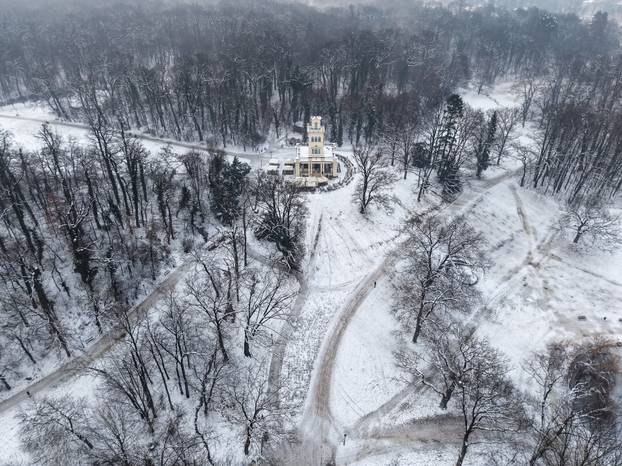 Pogled iz zraka na park Maksimir i njegova jezera tijekom zime