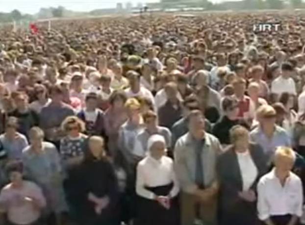 FOTO Na Hipodromu papu Ivana Pavla II dočekalo milijun ljudi:  Poljubio je hrvatsku zemlju...