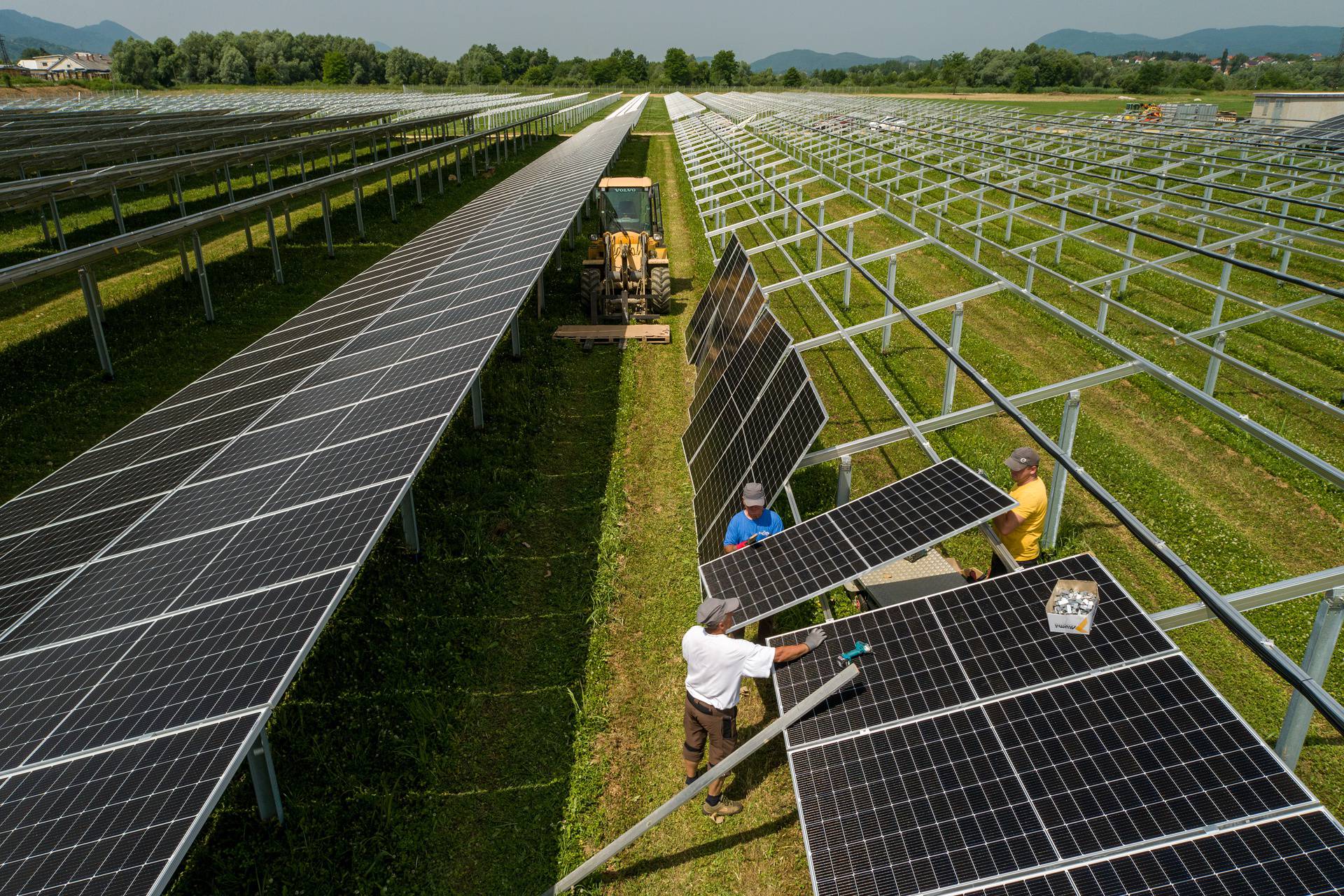 Kod Ivanca se gradi prva agrosolarna elektrana u Hrvatskoj, proizvodit će zelenu energiju i ekološku hranu