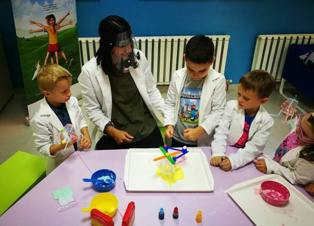 Veseli laboratorijj: Uz učiteljicu Jagodu mali Našičani otkrivaju tajne fizike i matematike...