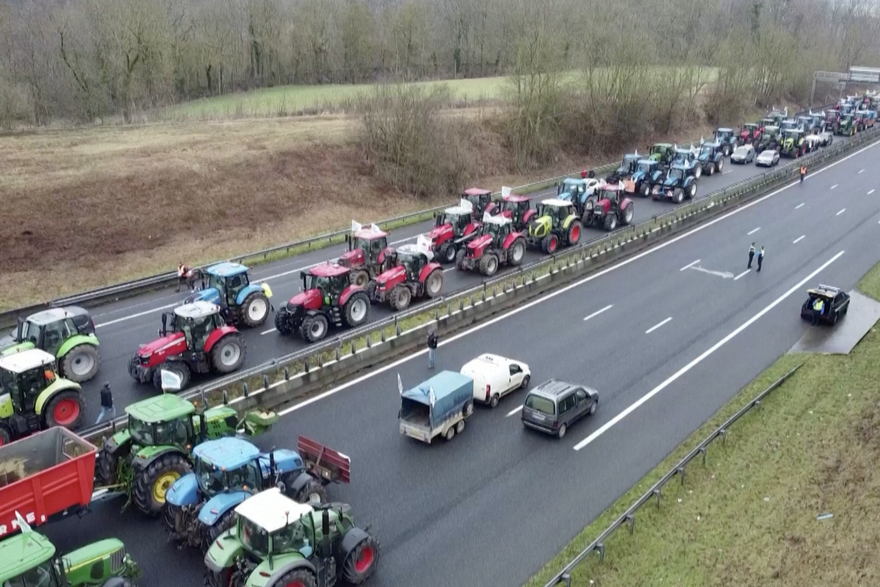 Francuski poljoprivrednici blokiraju cestu prema Parizu