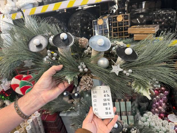 FOTO Trgovci su izvukli božićne ukrase! Pogledajte što se nudi, snježne kugle idu i za 74 eura...